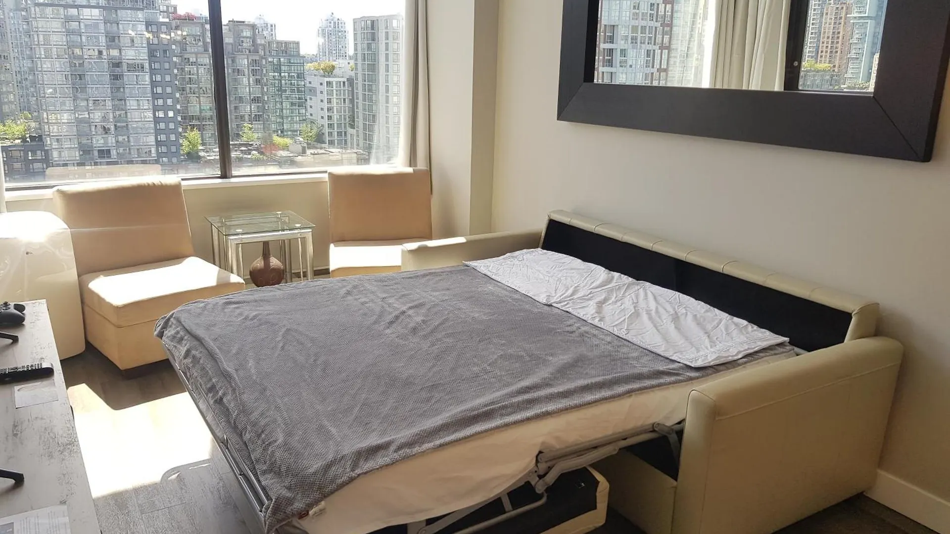 Howe Street Apartment With Views Vancouver